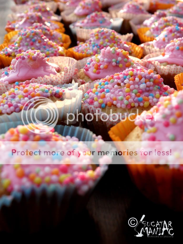 cupcakes,muffins,gklazura roz,reteta,bomboane colorate