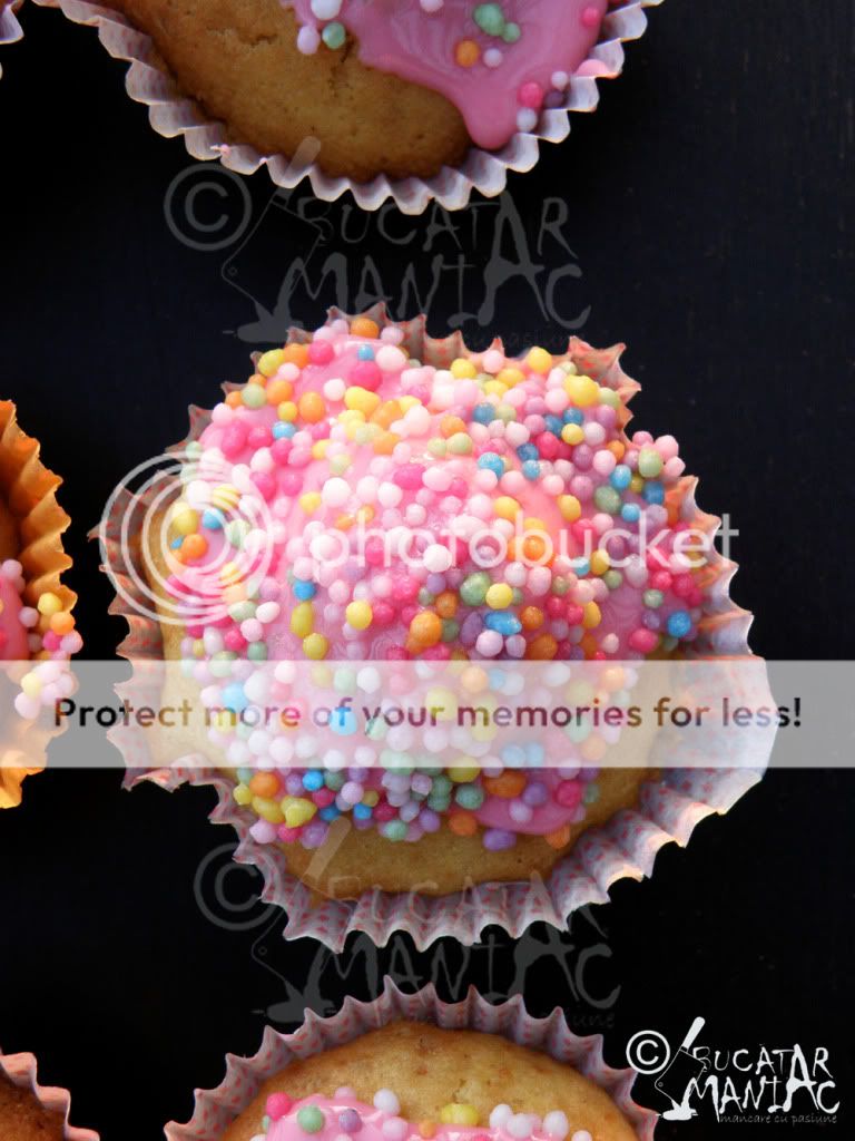 cupcakes,muffins,gklazura roz,reteta,bomboane colorate